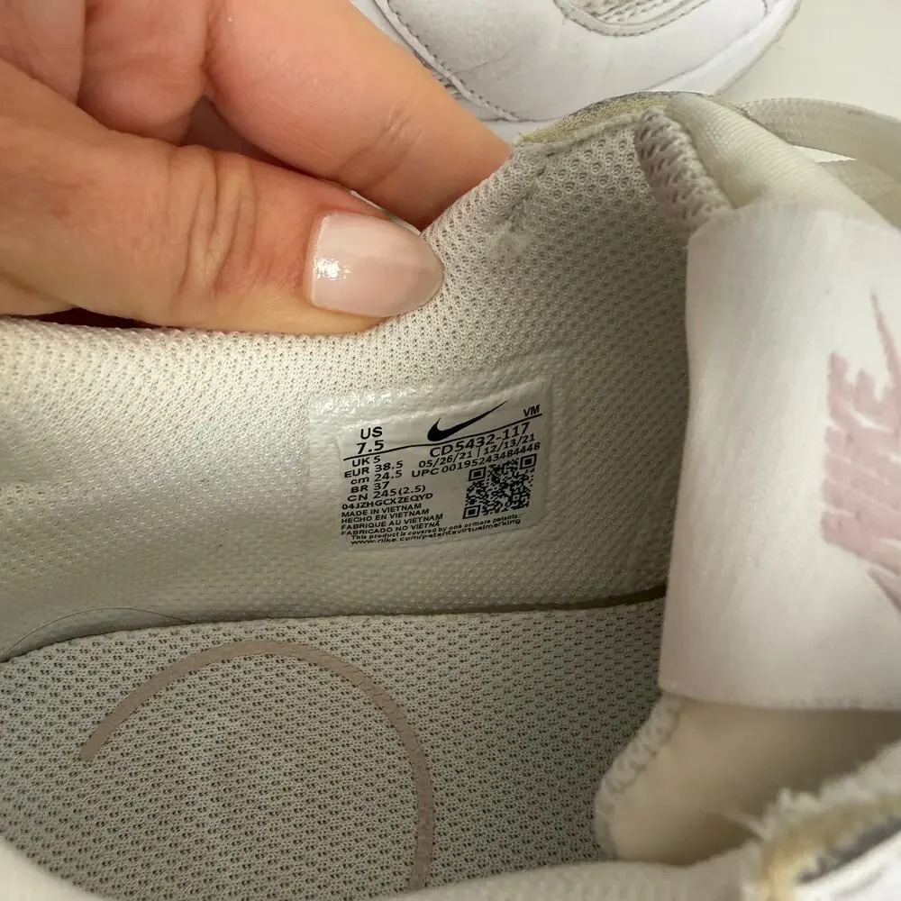 Nike White and Light Pink Air Max Women's Athletic Shoes